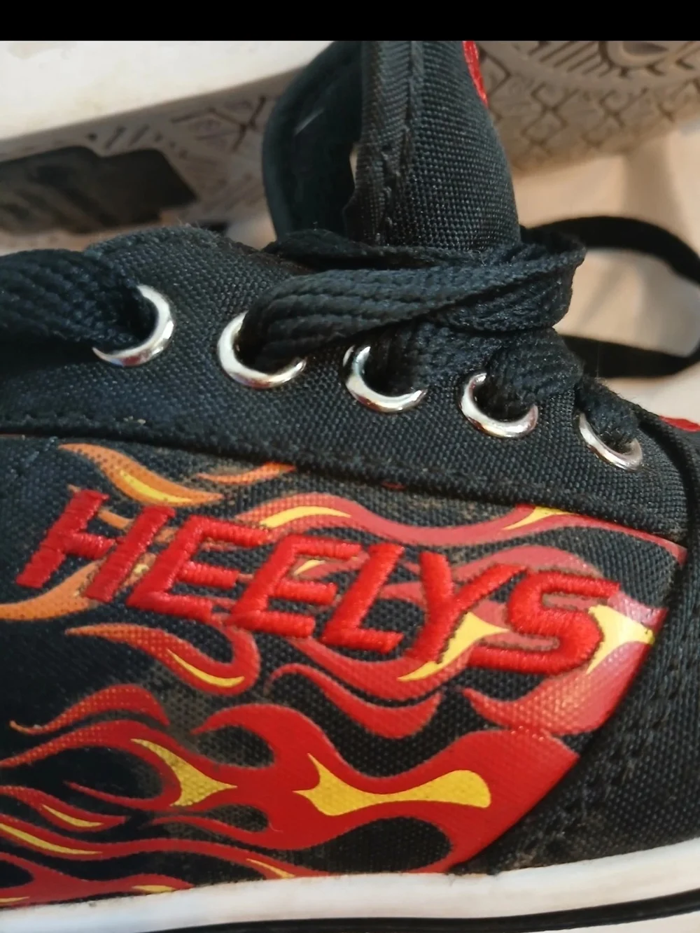 Heelys In Box Flames Yputh Size 1